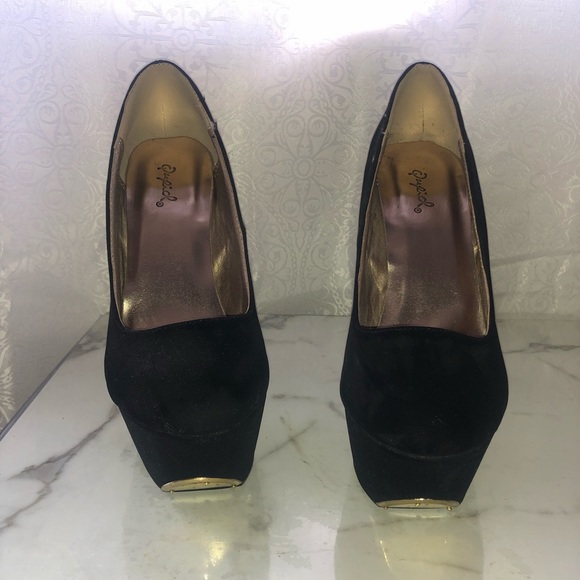 Black Pumps with Gold Detailing - Picture 1 of 3